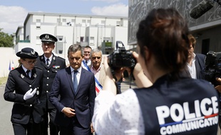 Les Mureaux, le 7 juillet 2020. Nommé ministre de l'Intérieur quelques heures auparavant, Gérald Darmanin visite un commissariat.