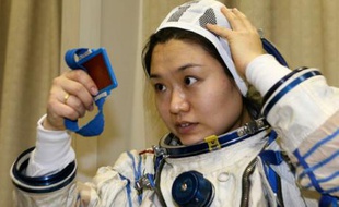 L'astronaute sud-coréenne Yi So-yeon n'en oublie pas d'être coquette lors d'une séance d'entraînement près de Moscou, Russie, le 7 mars 2008.