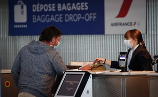 Un passager d'Air France à Roissy le 12 mai 2020 (illustration).