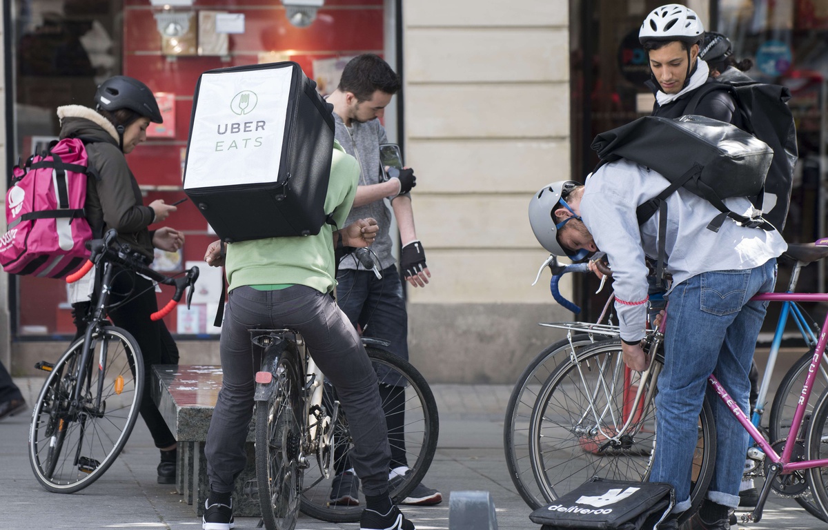 La Cour de cassation consid re qu un livreur v lo doit tre salari