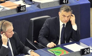 Le Premier ministre hongrois Viktor Orban a tenté mercredi de calmer le jeu en promettant de changer des lois controversées dans son pays, sans convaincre de nombreux députés européens qui l'accusent d'agir comme Hugo Chavez ou Fidel Castro.