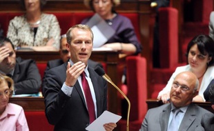 Le ministre délégué à l'Agroalimentaire Guillaume Garot a détaillé mardi aux syndicats le dispositif d'accompagnement des salariés licenciés du pôle frais du groupe Doux, au lendemain de la validation par le tribunal de commerce de Quimper d'offres de reprise partielle.