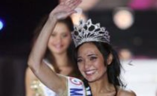 Valérie Begue, Miss Réunion, âgée de 22 ans, a été élue Miss France 2008 samedi soir par les téléspectateurs et un jury de personnalités présidé par le chanteur Patrick Bruel, au Palais des congrès Le Kursaal à Dunkerque.