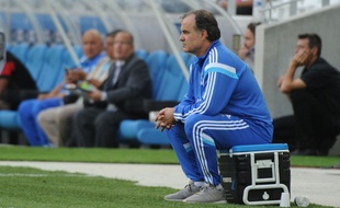 Marcelo Bielsa, l'entraineur de l'OM, dans sa position préférée, assis sur une glacière.
