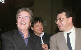 Alain Delon (G) plaisante avec ses avocats, Me Dominique Warluzel (C) et Me Jean Braghini, le 14 octobre à Paris