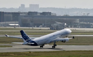 Un Airbus A330 décolle de l'aéroport de Blagnac près de Toulouse, le 29 septembre 2014