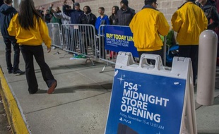 A Fairfax, aux Etats-Unis, jeudi 14 novembre au soir, une file d'attente de clients attendant minuit pour acheter une console PlayStation 4.
