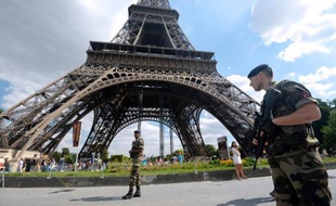 La Tour Eiffel a été évacuée quelques heures dimanche après-midi après un "appel malveillant" et le secteur bouclé par les forces de l'ordre.
