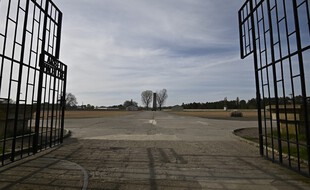 Une vue à travers la porte ouverte de l'ancien camp de concentration nazi de Sachsenhausen est vue à Oranienburg le 16 avril 2020.