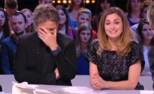 Capture d'écran d'un extrait du Grand Journal de Canal + avec Stéphane Guillon et Julie Gayet.