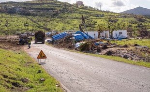 Des travaux de déblayage sur l'île de Saint-Martin, massivement détruite par l'ouragan Irma.