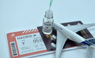 Les rares cas de thromboses intervenues après la vaccination contre le Covid-19 diffèrent de ceux observés lors de vols longue distance, expliquent les scientifiques.