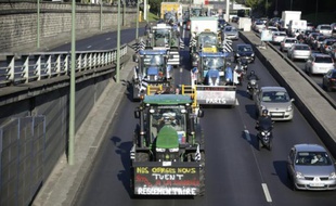 Les agriculteurs à leur arrivée en tracteurs sur le périphérique le 3 septembre 2015 à Paris