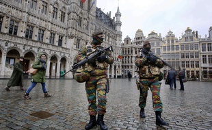 Patrouille de police sur la Grand Place de Bruxelles le 1er décembre 2015.