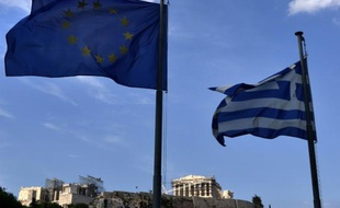 Les drapeaux grec et européen devant l'Acropole à Athènes, le 26 juin 2015