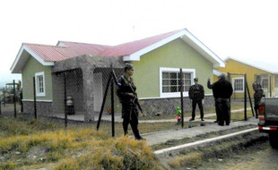 Des militaires devant la maison de la militante écologiste hondurienne, Berta Caceres assassinée par des inconnus, le 3 mars 2016 à La Esperenza (nord-ouest de Tegucigalpa)