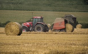 Un tracteur en pleine moisson (photo d'illustration).
