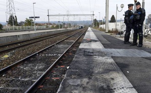 Cinq voitures ont été transportées et brûlées sur les voies ferrées de la gare de Moirans.