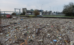 A Méricourt (Yvelines), 200 tonnes de déchets étaient retenus par un barrage sur la Seine, ceux-ci ont été transportés par le fleuve suite aux inondations.