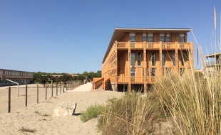 Le collège du Grau-du-Roi, au bord de la mer.