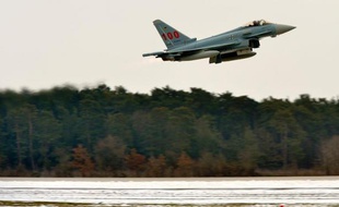 Le géant européen de l'aéronautique EADS a démenti dimanche être écarté de l'appel d'offres concernant l'achat de 60 avions de combat par Séoul d'un montant de 7,3 milliards de dollars, balayant "des rumeurs médiatiques" sud-coréennes.