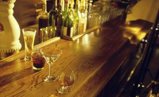 Des verres d'alcool sur un bar.