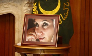 Deux hauts responsables de la police et cinq talibans ont été inculpés du meurtre de la Première ministre pakistanaise Benazir Bhutto en 2007, a annoncé samedi un procureur.