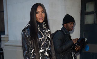 La top Naomi Campbell dans les rues de Londres pendant la Fashion Week