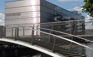 La passerelle qui mène du quai des Alpes à la médiathèque Malraux, à Strasbourg, où l'étudiante se serait faite agressée.