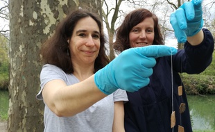 Sonia Rousse et Mélina Macouin, chercheuses au laboratoire Géosciences Environnement Toulouse, lancent une campagne de mesures à l'intérieur des logements des Toulousains.