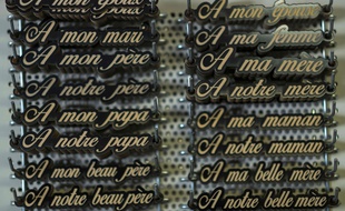 Des plaques funéraires. (Illustration)