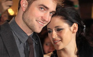 Robert Pattinson et Kristen Stewartlors d'une avant-première de Twilight, le 16 novembre 2011
