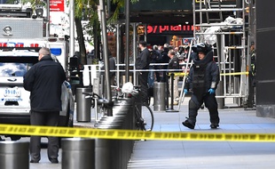 Un démineur de la police new-yorkaise intervient dans les bureaux de CNN après une alerte à la bombe, le 24 octobre 2018.