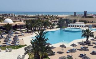 Vue générale d'un hôtel de luxe et de sa piscine abandonnés des touristes, le 8 mai 2015 à Djerba