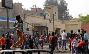 Une personne a été tuée dimanche devant la cathédrale Saint-Marc du Caire dans les violences qui ont suivi les funérailles de quatre Coptes (chrétiens d'Egypte), pendant lesquelles des slogans contre le président islamiste Mohamed Morsi ont été lancés.