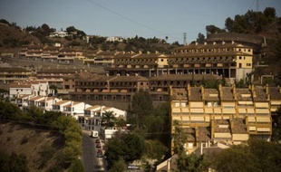 Jeu de clés en main, l'agent immobilier d'une banque fait visiter les appartements d'un complexe résidentiel de luxe sur la Costa del Sol espagnole mais, même en accordant des rabais de jusqu'à 60%, la moitié des logements restent désespérément vides.