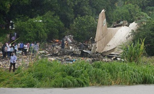 Une photo du site où au moins 27 personnes ont été tuées le 3 novembre 2015 à Juba, capitale du Soudan du Sud, dans l'accident d'un avion-cargo qui s'est écrasé au décollage sur une zone de hameaux agricoles