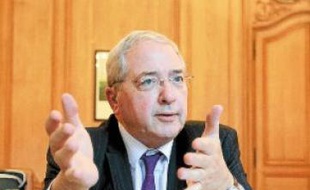 Jean-Paul Huchon dans son bureau du conseil régional, jeudi.