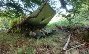 Le youtubeur toulousain Simon Nature Bidouille donne les rudiments du bushcraft dans ses vidéos.