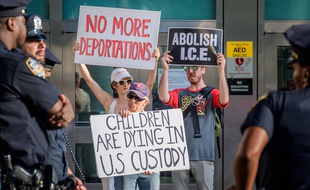 Des membres de l'organisation Rise and Resist manifestent à New York, le 15 août, contre la politique migratoire de Donald Trump.