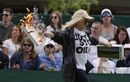 Des militants écologistes perturbent Wimbledon en jetant des confettis