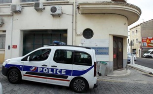 Une voiture de police est garée devant le SRPJ de Perpignan, où Jacques Rançon est entendu, le 15 octobre 2014