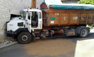 La camion qui transportait du blé a terminé sa course dans la maison.