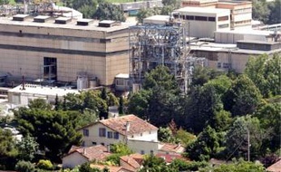 L'usine chimique fonctionne depuis plus de cinquante ans.