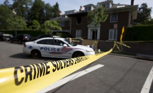 La police restreint l'accès à la maison où quatre personnes ont été retrouvées mortes à Washington, le 20 mai 2015.