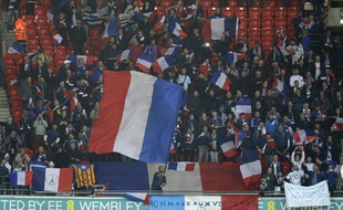 Des drapeaux français à Wembley, le 17 novembre lors du match de football Angleterre - France.