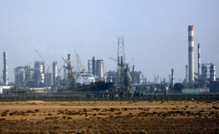 Une raffinerie au nord de la ville saoudienne de Jeddah le 12 novembre 2007