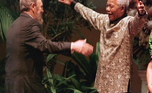 La mort de Nelson Mandela est ressentie avec une "profonde douleur" à Cuba, un des premiers pays où s'était rendu le leader sud-africain après sa sortie de prison afin de remercier son ami Fidel Castro pour son soutien militaire à la lutte contre l'apartheid.