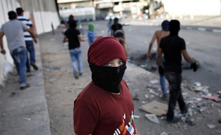 Un jeune Palestinien lors de heurts avec les forces de sécurité israéliennes dans le camp de réfugiés de Shuafat à Jérusalem-Est, le 4 octobre.