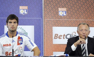 Yoann Gourcuff et son président à l'OL Jean-Michel Aulas, en août 2010, lors de la répsentation du joueur à la presse.